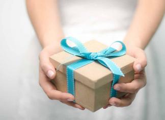Можно ли передаривать подарки: приметы, суеверия и реальность