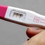 Pozitiven test med nosečnostjo: kako izgleda v zgodnjih fazah, kakšni so razlogi za lažno pozitiven rezultat?