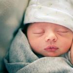 Kaj storiti s kolcanjem pri novorojenčkih po hranjenju