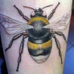 Bee tattoo – pomen in modeli za dekleta in moške